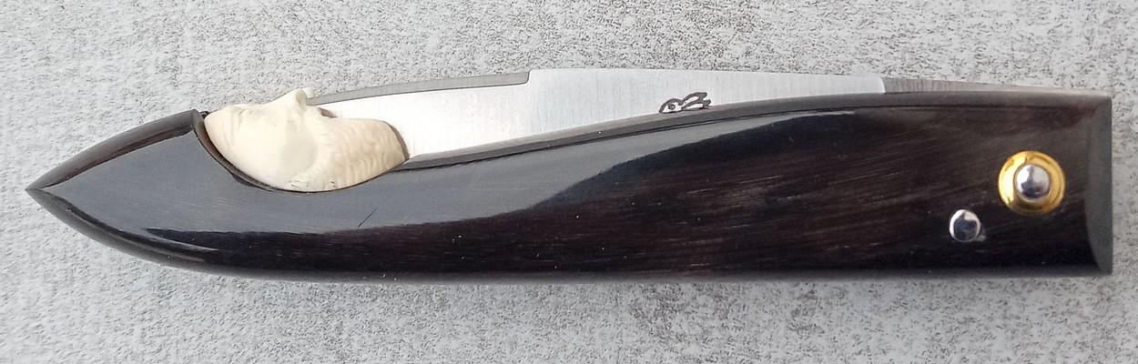 Couteau Le Capucin manche sculpté à la main, lame acier carbone.