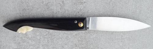 Couteau Le Capucin manche sculpté à la main, lame acier carbone.