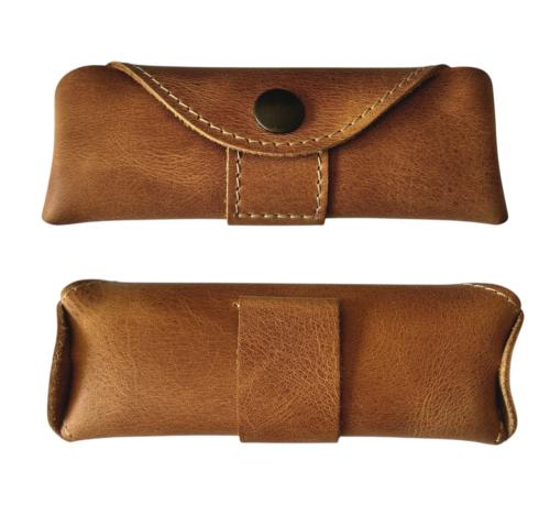 Gaine en cuir marron avec passant de ceinture.